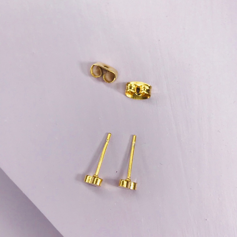 🆑 Gold Heart Studs - Picture 4 of 4